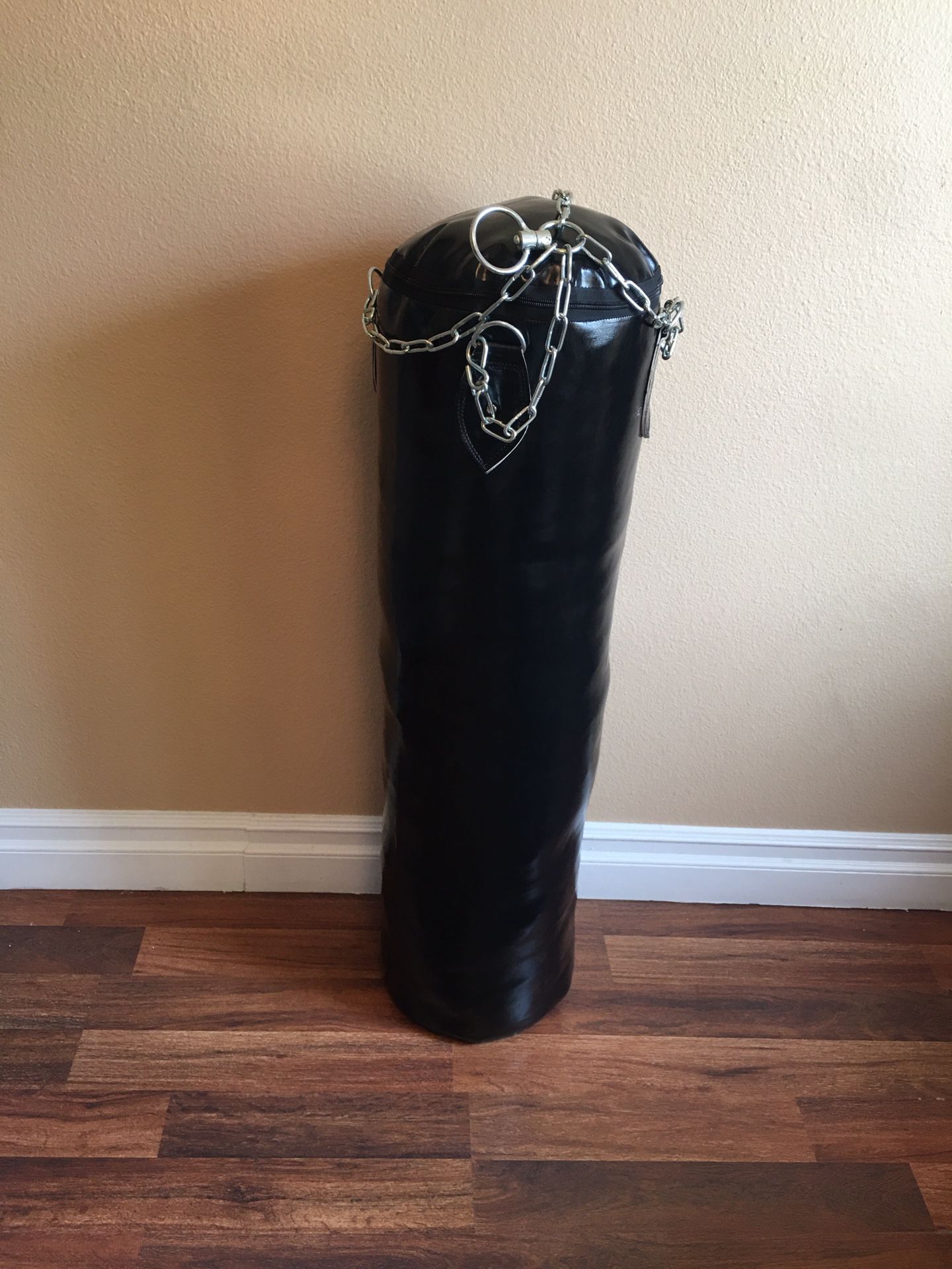PUNCHING BAG BRAND NEW 60 POUNDS FILLED LUXURY WITH CHAIN PERFECT WORKOUT 