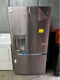 General Electric Refrigerator With Water+Ice Maker