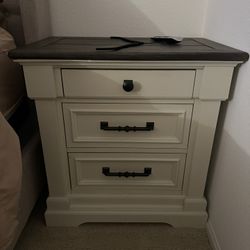 3 -Drawer Nightstand 