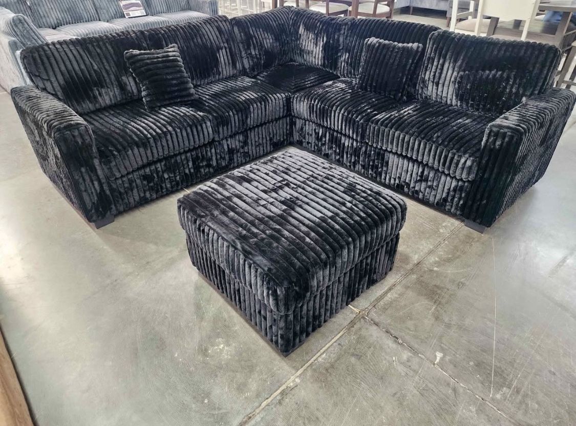 New Sectional Couch with Ottoman! Free Delivery 🚚! 