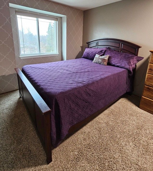 Beautiful Queen bed set, solid wood, excellent condition.