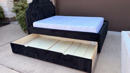 Beautiful Black FULL size Bed. Good condition.  Mattress included!