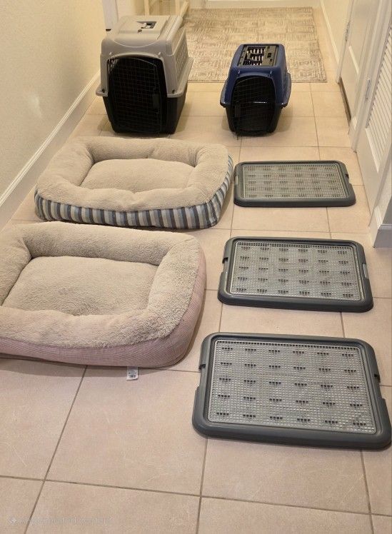 DOG CRATES, BEDS AND TRAINING TRAYS