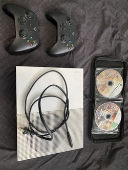 Xbox One S/ 2 Controllers 