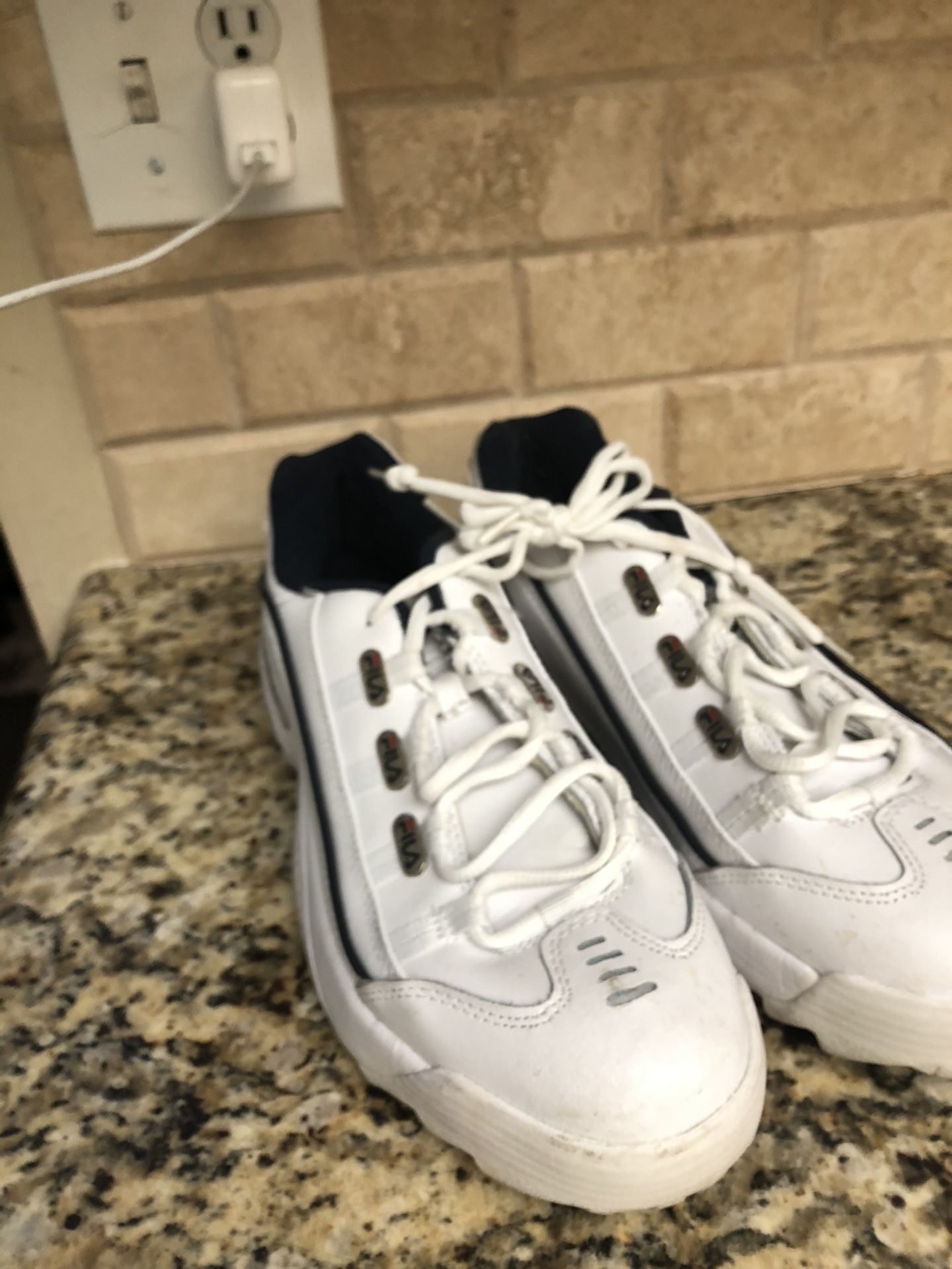 Men’s fila sneakers sz 10 1/2 like new