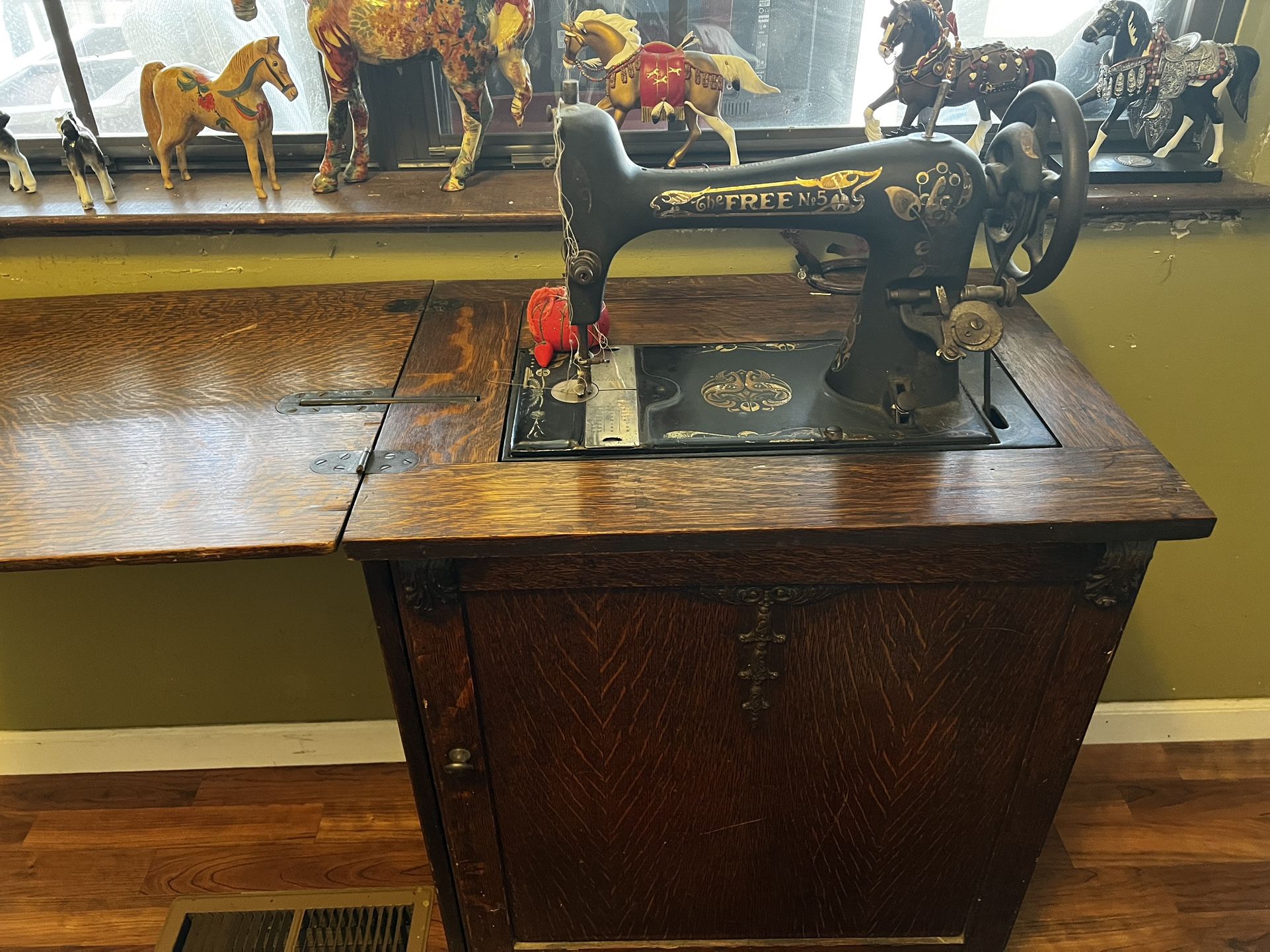 Antique Sewing Machine 1920 Free Brand 