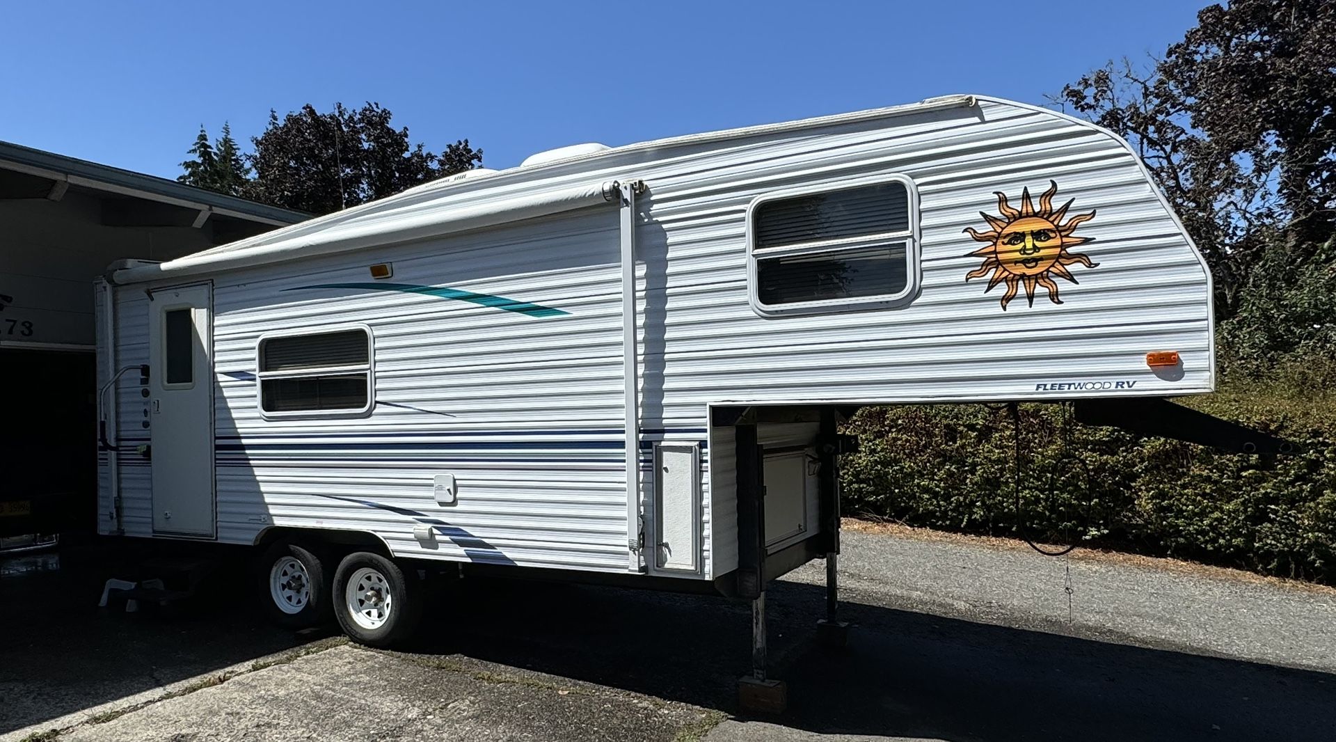 24’ Fifth Wheel Trailer