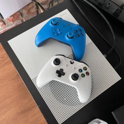 Xbox One S + 2 Controllers 
