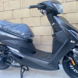 BRAND NEW SCOOTER 🛵 SS50 Street legal ✅ Automatic ✅ 4 stroke ✅ 90MPG✅ 50cc✅ USB CHARGING PORT 🔋🔌 Different colors available Black 🖤, blue 💙,