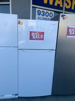 Frigidaire White Top-Freezer Refrigerator