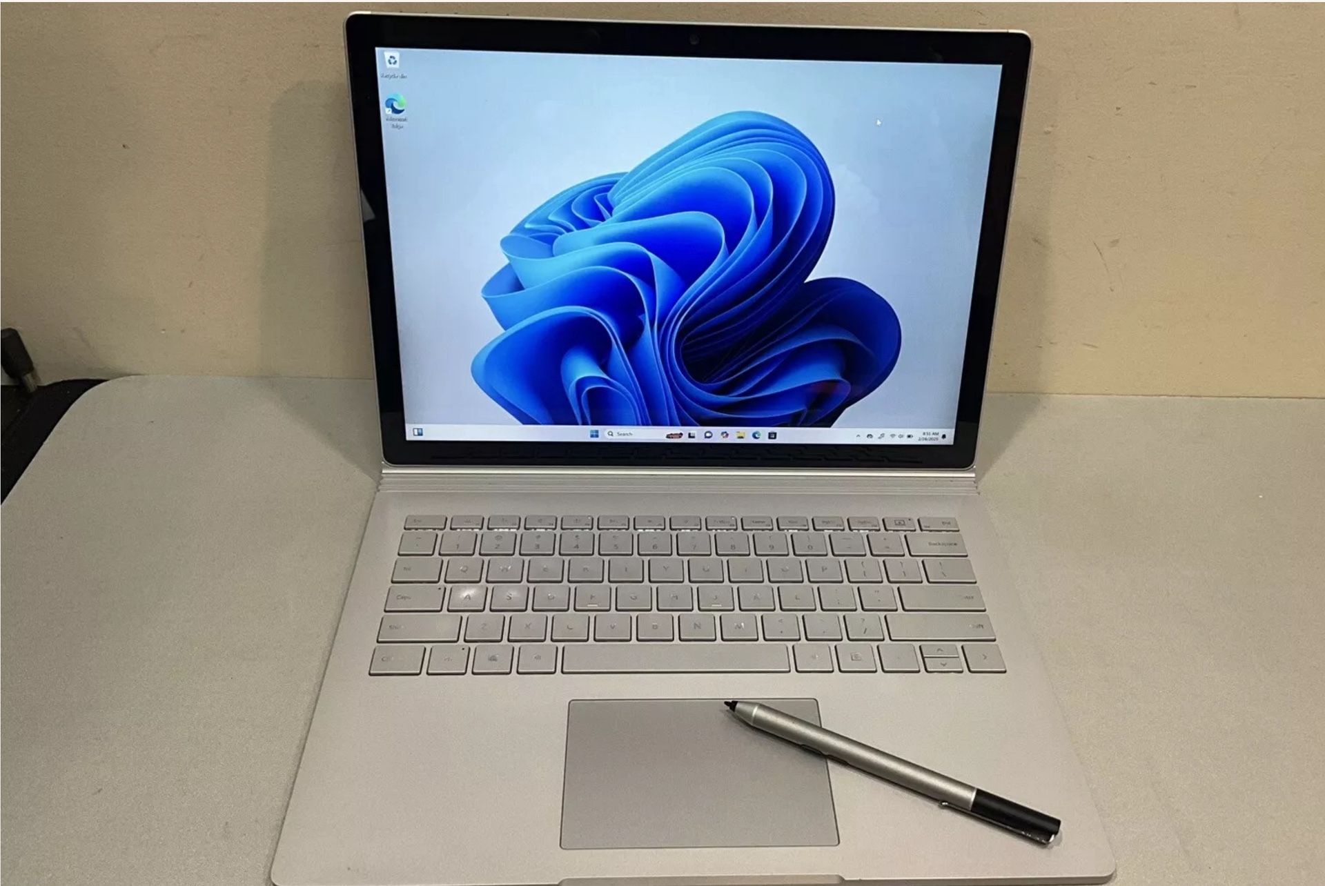 Microsoft Surface Book 3 i5 -10th 1.20Ghz 8GB 256GB SSD 13.5'' win 11 pro #231