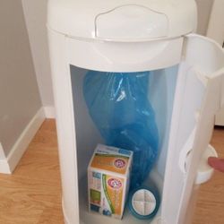 Brand New Munchkin Arm And Hammer Diaper Pail