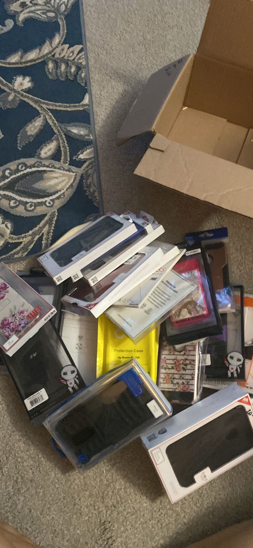 Cell Phone Cases & Screen Savers/ Box Of 30