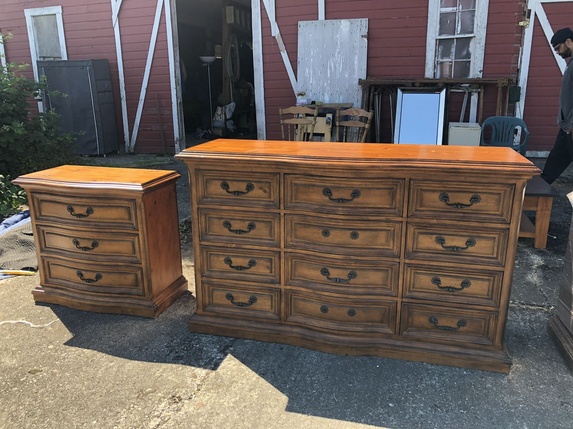 Bassett Wood Dresser With 2 Bedside Tables And Mirror