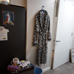 FADED GLORY NEW LADIES BLACK AND WHITE ROBE$15.00