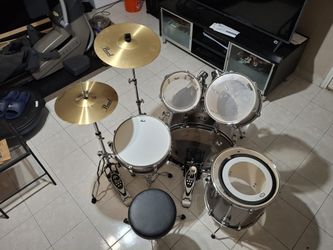 PEARL ROADSHOW 5-PIECE COMPLETE DRUM SET WITH EXTRAS SLIGHTLY USED