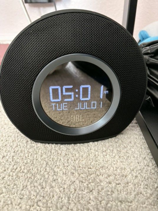 JBL Horizon - Bluetooth Clock Radio with USB Charging and Ambient Light - Black