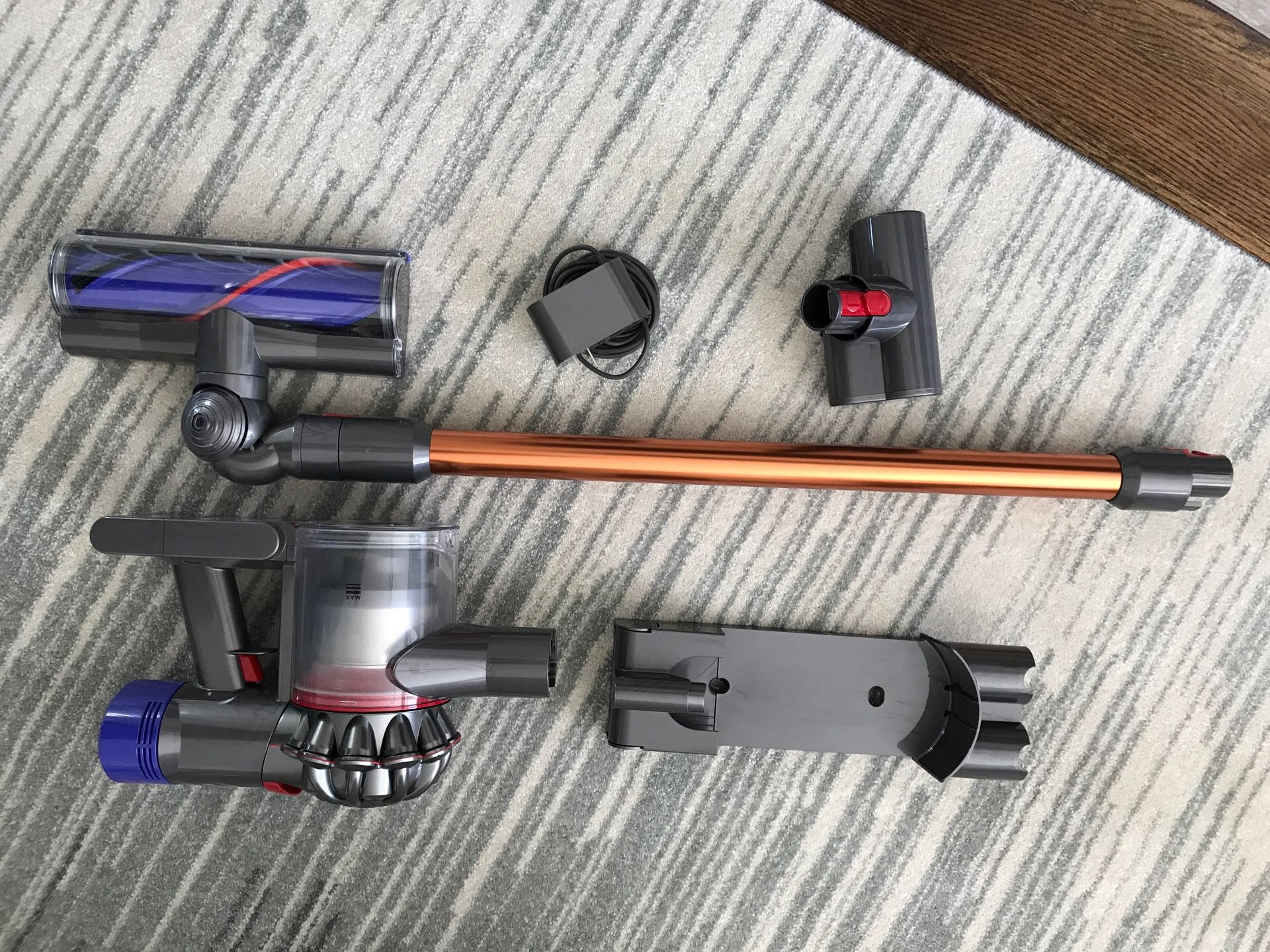 Dyson V8 vacuum - like new