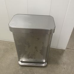 13 Gallons Heavy duty Trash Can Used
