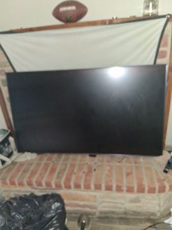Tv flat screen fnt kno if ifts 60 or 70inch wrks great no remote