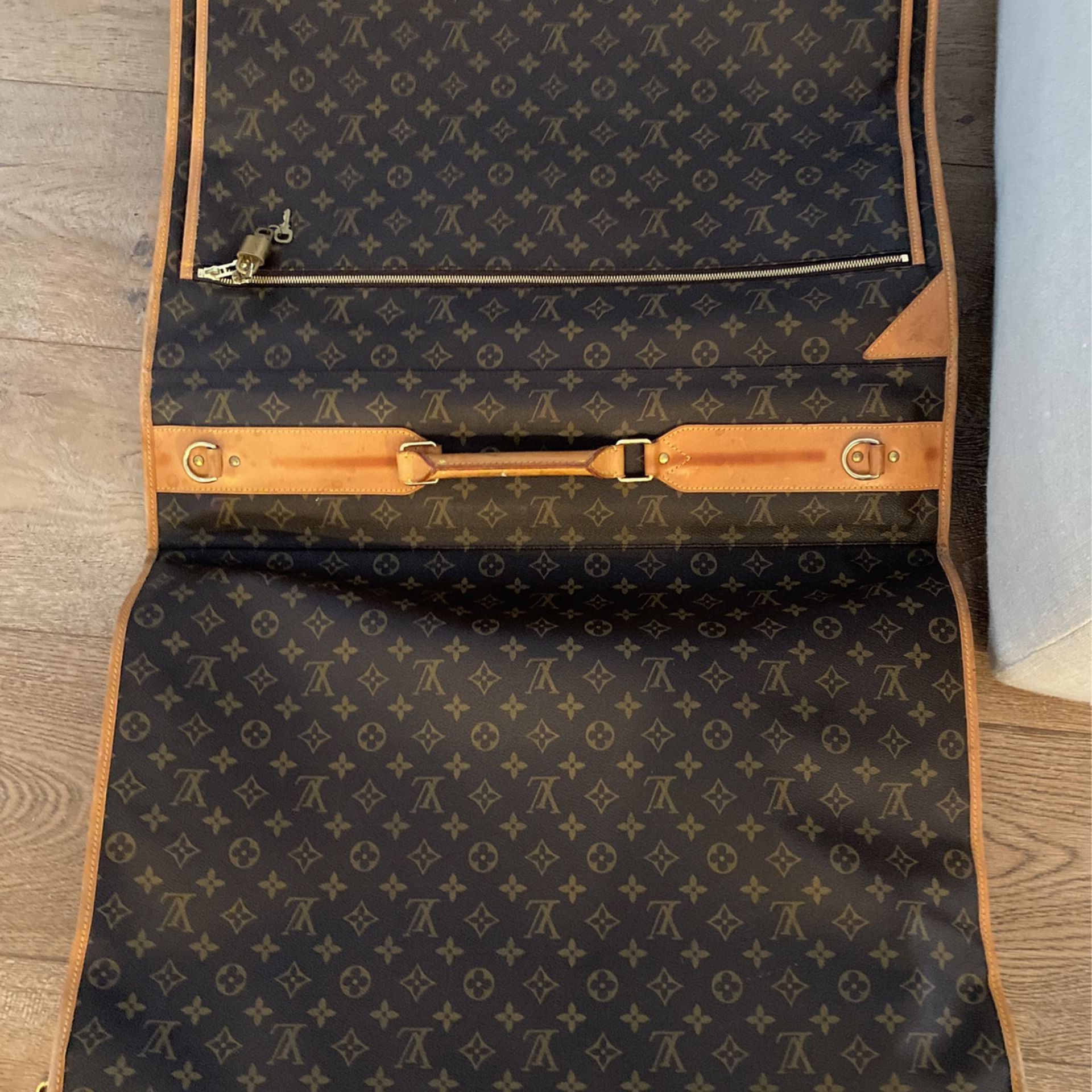 Luis Vuitton Garment Bag 
