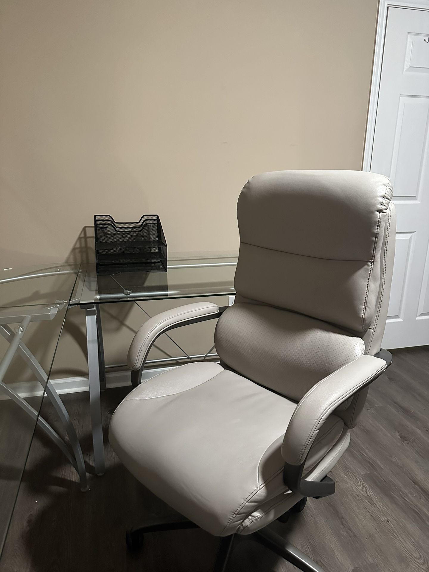 🖥️ Glass L-Shaped Desk + La-Z-Boy Executive Chair – $200 (Murfreesboro, TN)