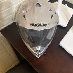 ATV OFF ROAD MOTOR CROSS FLY - 26 M  RACING HELMET. White.