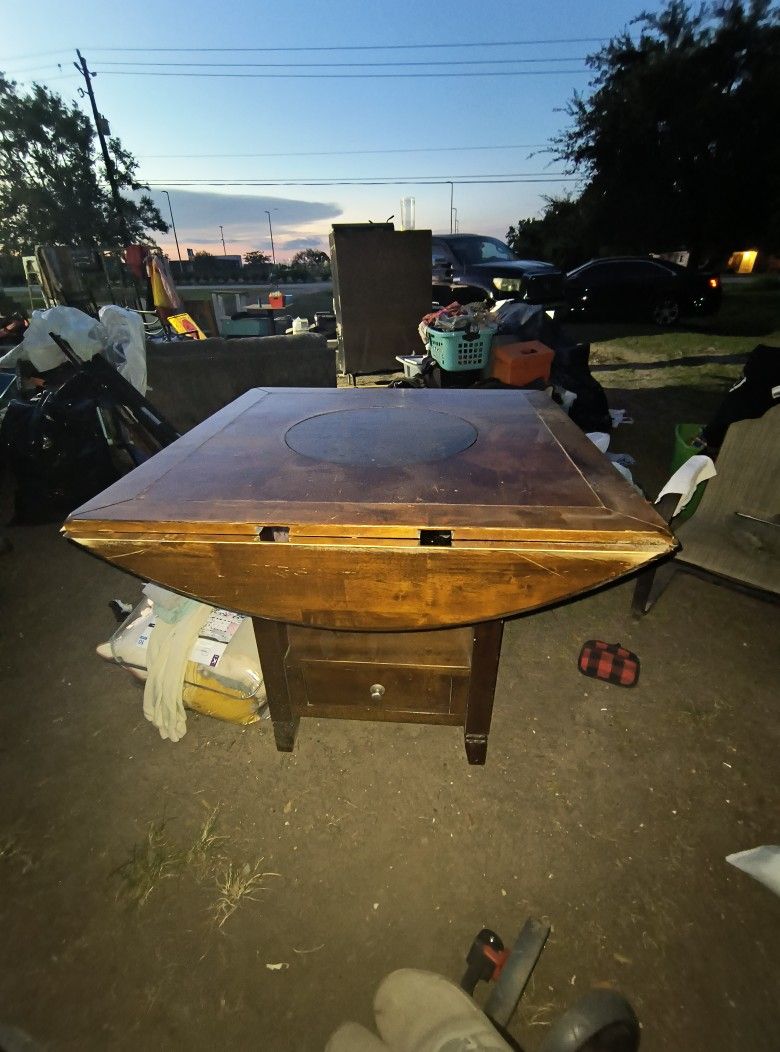 Dining room Table With Center Piece That Turns Like A Turn Table