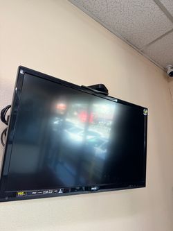 RCA 32-Inch LED LCD TV, Wall Mount, Apple TV