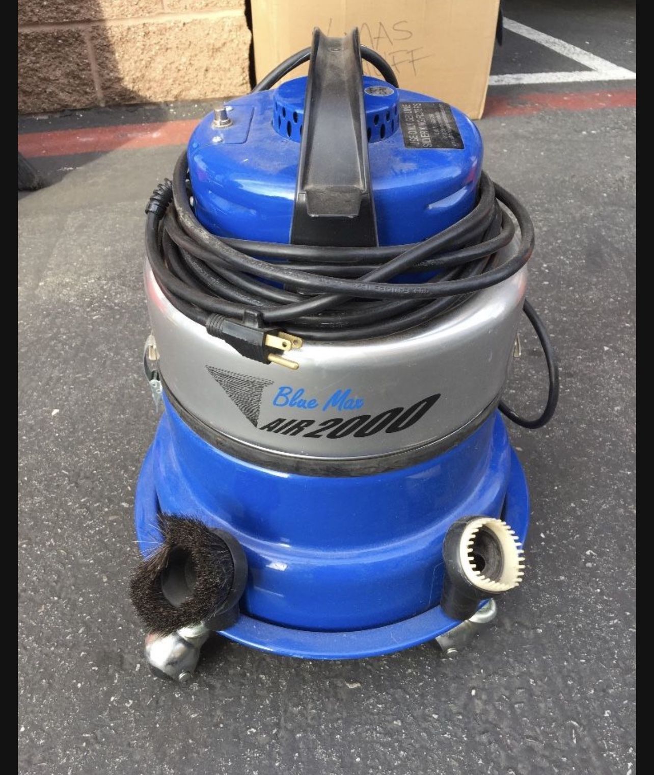 Silver King blue Max Air 2000 heavy duty vacuum cleaner. It doesn’t come with a hose