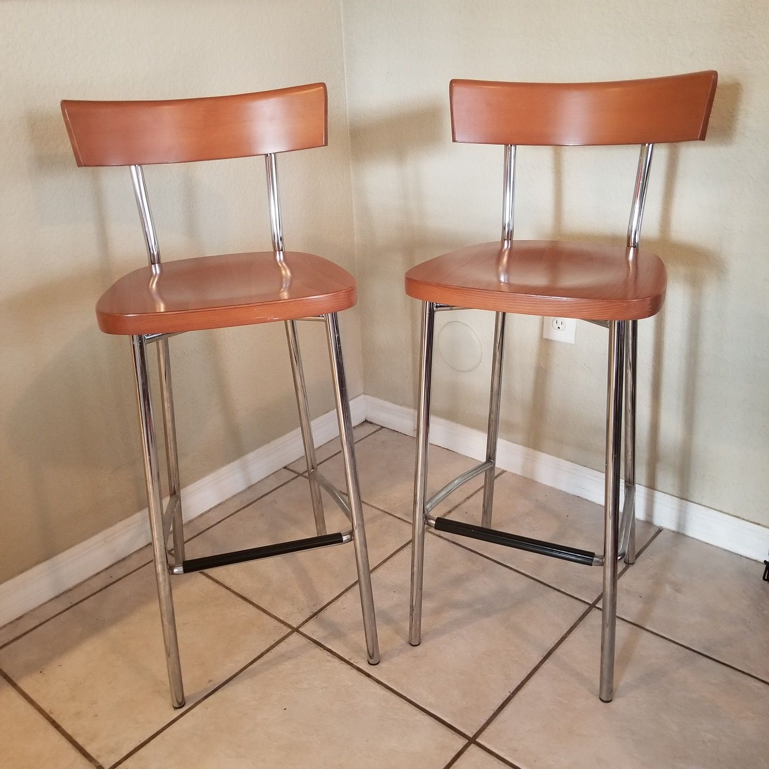 2 Bar stools