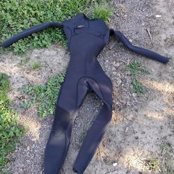 4.3 used kids needs essentials wetsuit