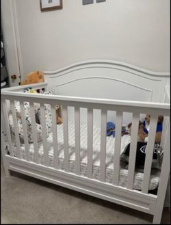 WHITE UNUSED CRIB