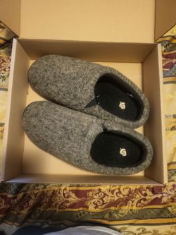 Acron slippers 40.00 firm size 12-13