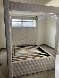 Qn Canopy Bed w/Bluetooth/USB & TV Stand