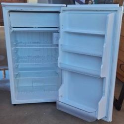 Mini Fridge W/Freezer 