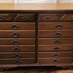 Traditional 8 Drawer Wooden Dresser with Large Mirror in Walnut Finish