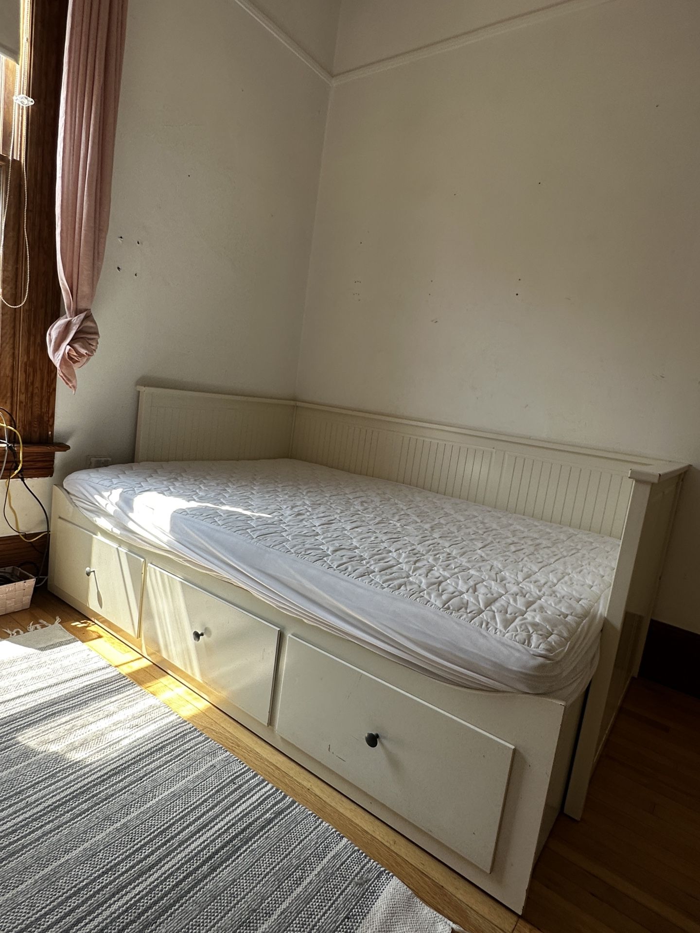 IKEA Hemnes Daybed with 3 drawers, Twin And Pulls Out To Full Or Queens