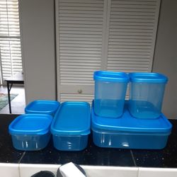 RUBBERMAID FOOD CONTAINERS SET OF 6, EXCELLENT CONDITION , I ONLY USE 3 THE OTHER ONES Are NEW