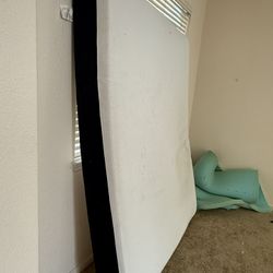 QUEEN MATTRESS WITH MEMORY FOAM TOPPER FREE