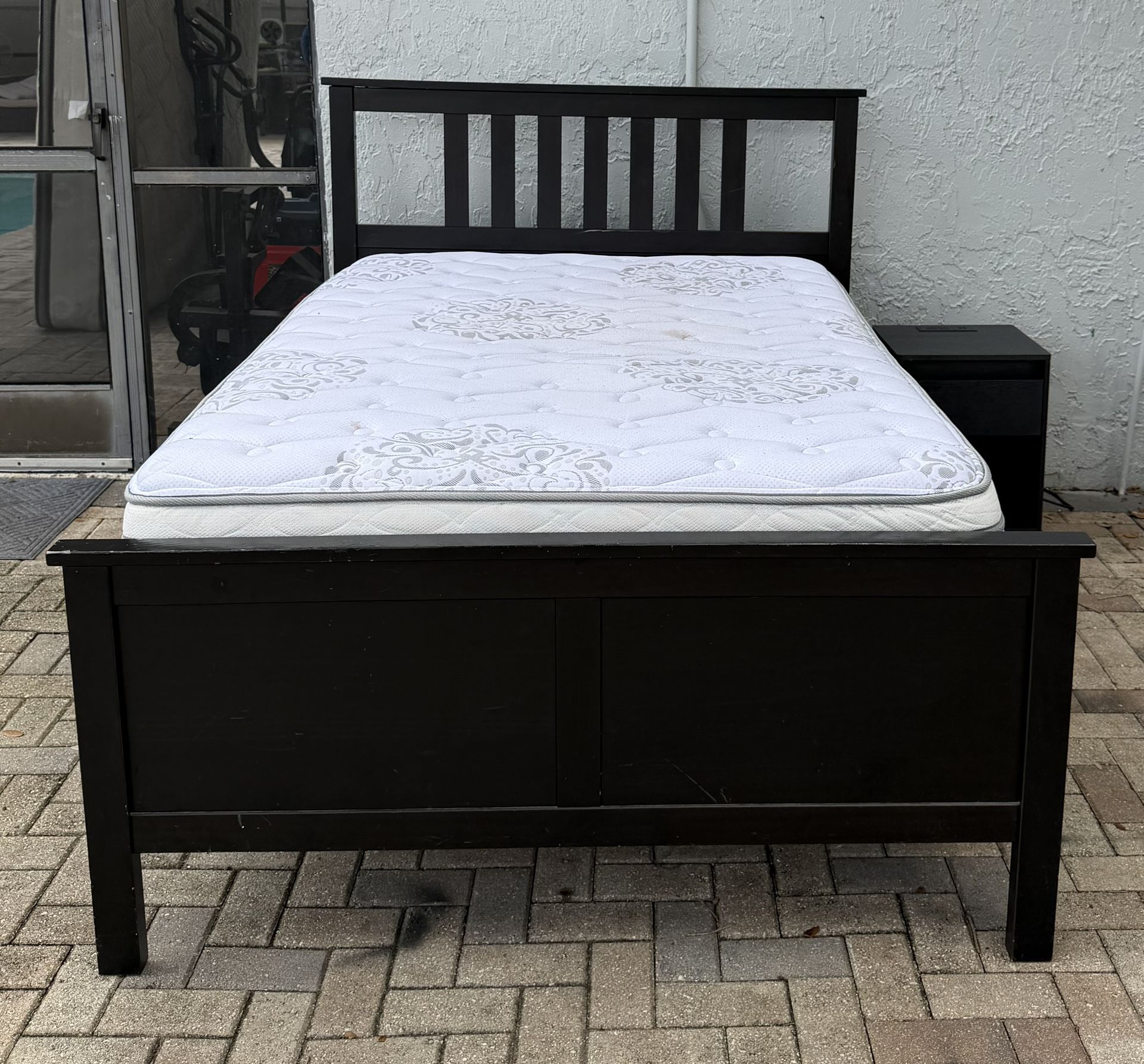 Full size bed, includes mattress in good condition and 1 night table. The whole set for only $150. 🚗 Delivery available with additional cost.