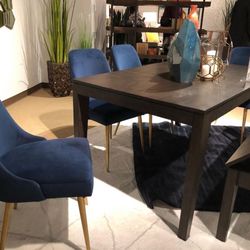 Trishcott Dark Brown Dining Room Set (Dining table and Chairs