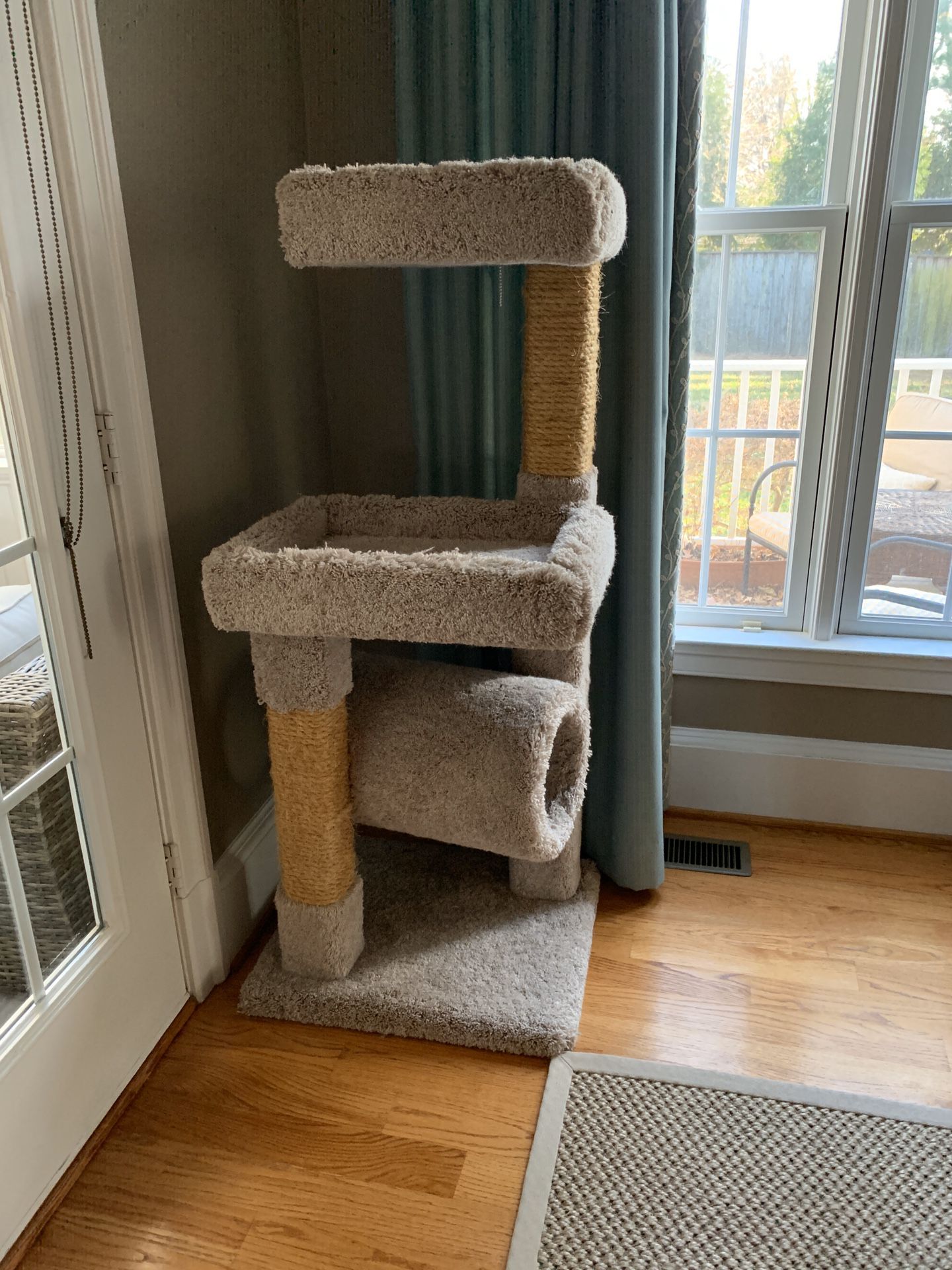 Cat tree in excellent shape