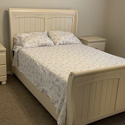 Complete Cottage Style Bedroom Set – Bed, Dresser w/ Mirror & 2 Nightstands – Excellent Condition