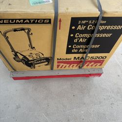 Makita Air Compressor 3HP. 5.2 Gallons 
