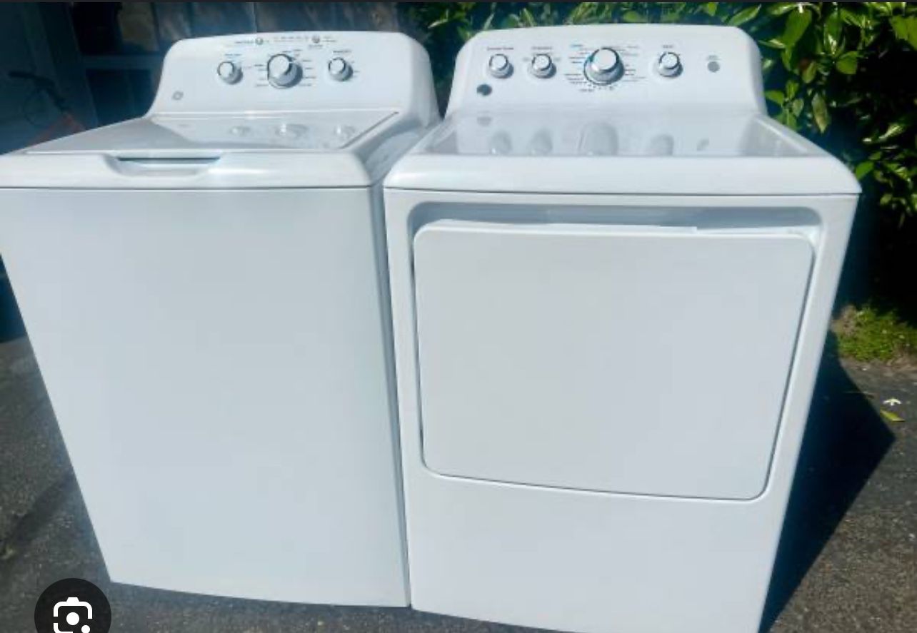 Washer/dryer With 2 Couches And Coffee Table 