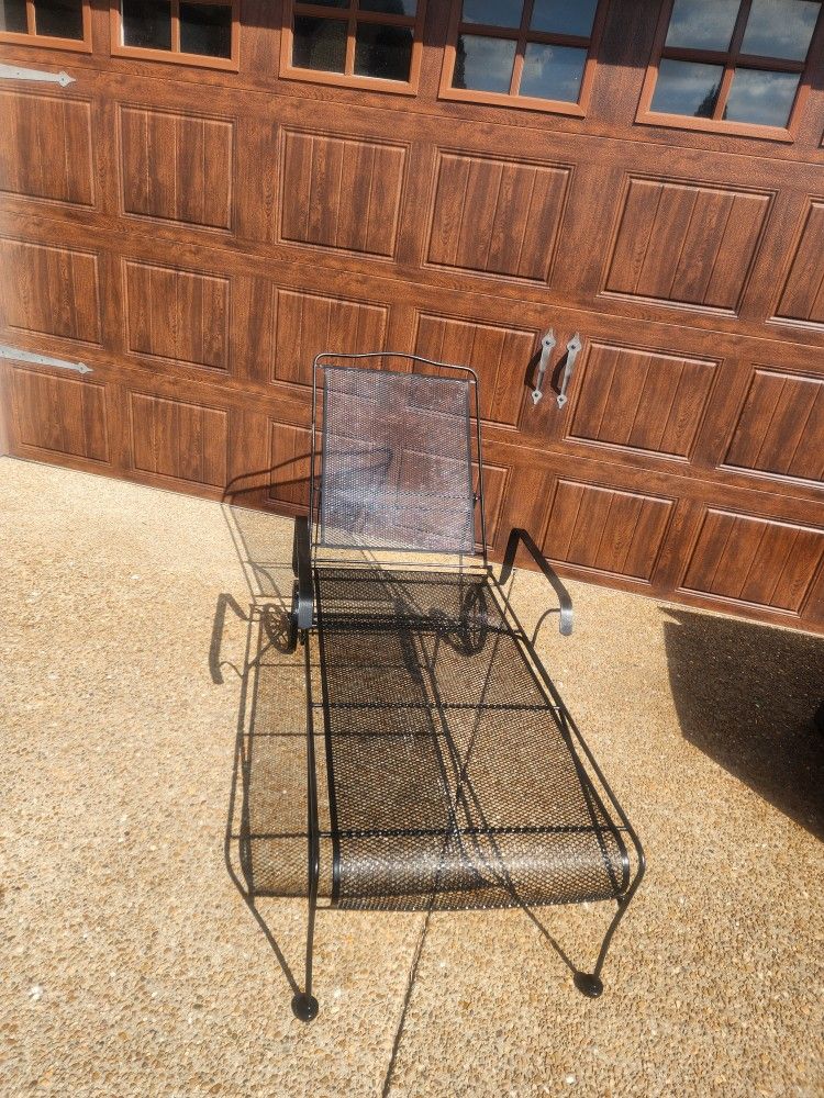 *** WROUGHT IRON PATIO LOUNGER ***