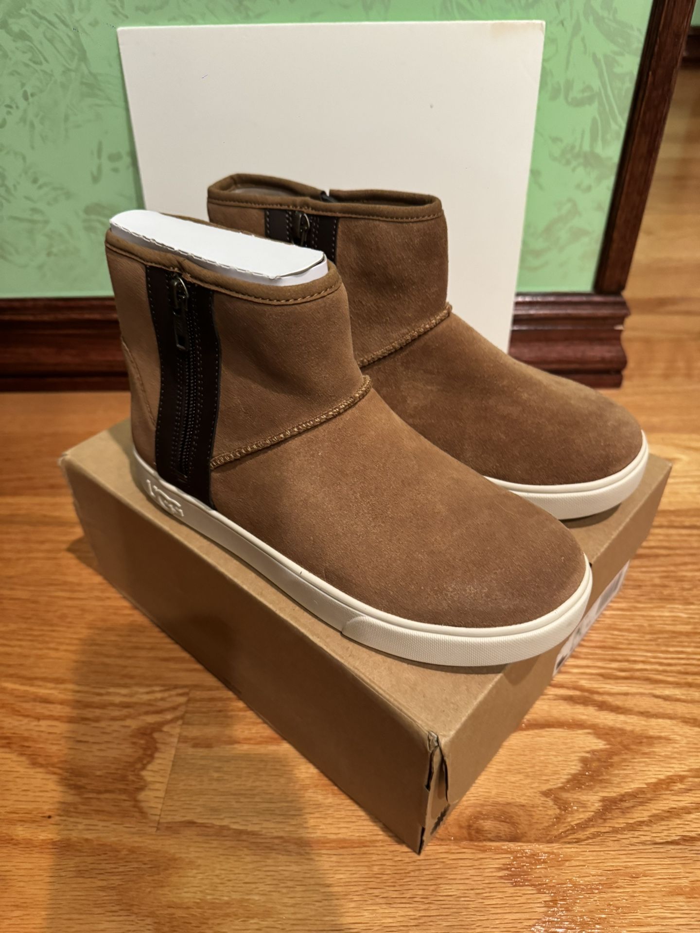 Ugg Adler Sneaker Brown Boot Size 4 Unisex Suede Slip-On Zipper Closure