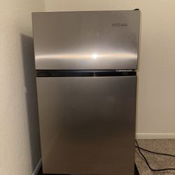 Vissani Mini Fridge with Freezer
