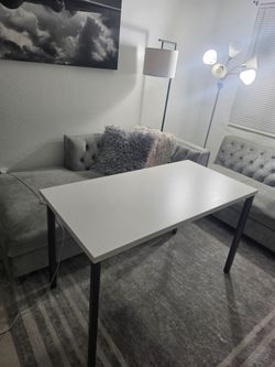 Mesa de escritorio blanca con patas metalicas